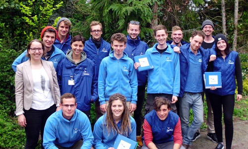 Marlies Gräwe (l.), Leiterin der NABU-Regionalgeschäftsstelle Südost-Niedersachsen, freut sich über die Unterstützung durch das engagierte Werbeteam. Foto: NABU