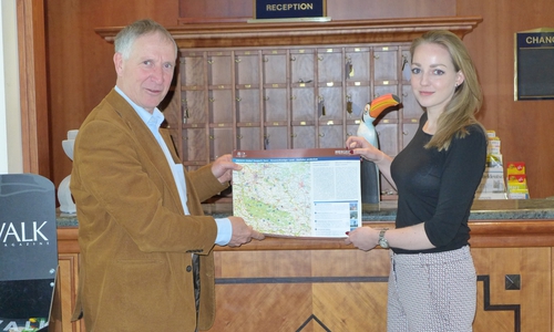 Großer Gasthof Ballenstedt: Geoparkleiter Dr. Klaus George übergibt die neue Geopark-Karte an Roselie van der Valk vom Schlosshotel Großer Gasthof in Ballenstedt. Foto: Regionalverband Harz e.V.