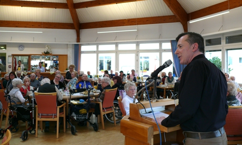 Heimleiter Michael Knobel im vollbesetzten Pavillon. Fotos: Andreas Warmbein