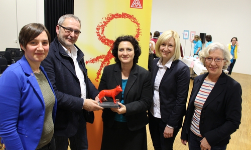 Dr. Carola Reimann (mitte) sprach über Gleichberechtigung und Selbstbestimmung der Frau. Foto: Bernd Dukiewitz