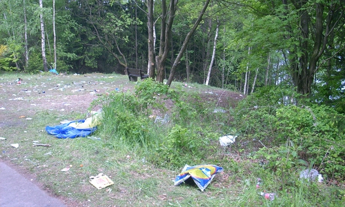 Die Feiern am Himmelfahrtstag 2012 hinterließen vor allem an der Granetalsperre ein Bild der Verwüstung. Neben zurückgelassenem Müll wurden auch Wanderschilder zerstört. Archivfoto: Polizei