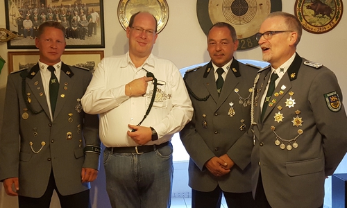 Peter Matzuga bekommt die grüne Schützenschnur überreicht. Von links: Julius Rühmann, Peter Matzuga, Thomas Schrader und Holger Loest. Foto: Privat