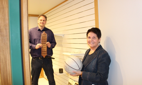 Zeigen in der Vitrine bereits vorhandene Exponate des Bürger Archivs: Wissenschaftlicher Mitarbeiter Markus Gröchtemeier und Dr. Sandra Donner, Museumsleiterins des Museums Wolfenbüttel. Foto: Christina Ecker