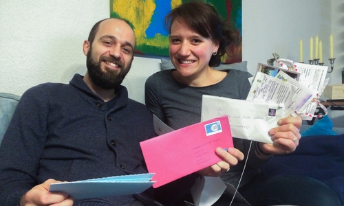 André und Barbara Scheer freuen sich über jede Menge Post. Foto: Werner Heise / Video: privat / Karte: maps4news/HERE