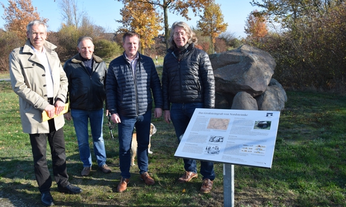 Stadtbaurat Kai-Uwe Hirschheide, Ortsratsmitglied Jochen Schröder, Stellvertretender Ortsbürgermeister Harald Hoppe und Ortsbürgermeister Hans-Georg Bachmann freuen sich über die wieder hergestellte Informationstafel. Foto: Stadt Wolfsburg.