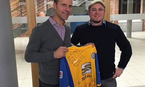 Ein besonderes Geschenk von Torsten Lieberknecht. regionalSport.de agiert als Überbringer. Foto: privat