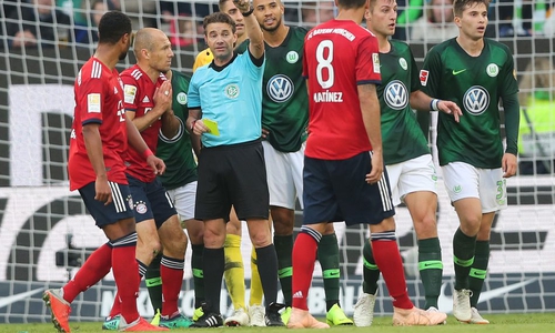 Gelbe Karte mit Folgen: Arjen Robben und die Schwalbe. Fotos: Agentur Hübner