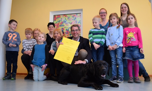 Labrador Charly arbeitet in der Kita Ohlhof mit den Kindern. Simone Bartels, Heidi Deike- Karlbowski, Bianca Henning und Daniela Schneider sind dafür ausgebildet. Karin Jünke und Dr. Oliver Junk begrüßen den neuen Mitarbeiter. Von links: Anton, Leander, Simone Bartels, Melissa, Heidi Deike-Karlbowski, Karin Jünke, Dr. Oliver Junk, Ben, Bianca Henning, Mia, Daniela Schneider und Isabella. Fotos: Stadt Goslar