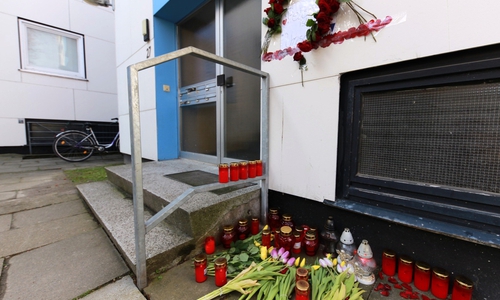 Nach den Ereignissen wurden Blumen am Tatort in der Einsteinstraße abgelegt.