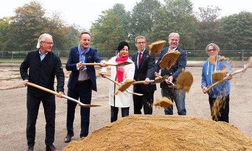 Trotzten beim Spatenstich dem grauen Wetter mit guter Laune (v.l.n.r.): Horst Glinka (B&O), Hans-Dieter Brand, Immacolata Glosemeyer, Klaus Mohrs, Ralf Mühlisch und Axel Bosse. Foto: Neuland