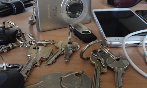 Mit Ausnahme von Schlüsseln werden die Fundstücke versteigert, die nicht abgeholt wurden: Mobiltelefone, Kameras, Uhren und Fahrräder. Foto: Stadt Goslar