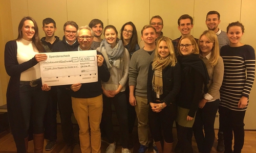 Der Leo Club Braunschweig bei der Scheckübergabe an Michael Schwarze. Foto: privat