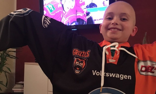 Der junge Grizzlys-Fan kann wieder lachen. Fotos: privat