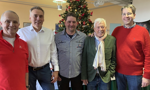 Feierten gemeinsam den 100. Brockenstammtisch
v.l.n.r.:
der Goslarer Landrat Thomas Brych, Wernigerodes Oberbürgermeister Peter
Gaffert, Brockenwirt Daniel Steinhoff, Stammtisch Mitbegründer Martin K.
Burghartz, bita communications und der Goslarer Oberbürgermeister Oliver
Junk.
Foto: Martin K. Burghartz