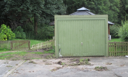 Beschädigung an Zaun und Garage. Foto: Polizeiinspektion Goslar