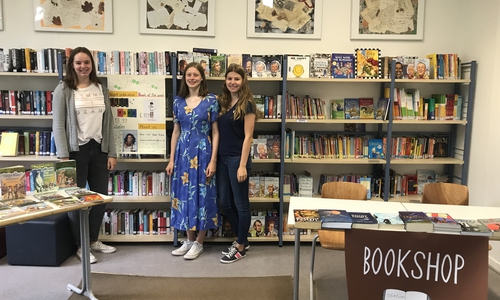 Die Siebtklässler der Großen Schule spielten in einem "englischen Dorf" Alltagssituationen auf Englisch nach - wie hier im "Book Shop"