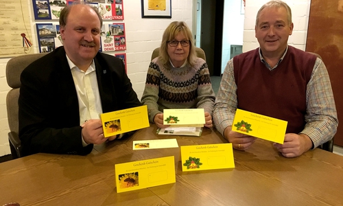 v.l.: Bürgermeister Andreas Memmert, Umweltbeauftragte Ute 
Kabbe und Landtagsvizepräsident Frank Oesterhelweg freuen sich auf viele Bestellungen. Foto: Gemeinde Schladen-Werla
