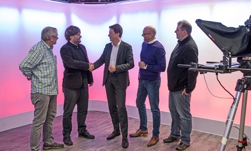 Christian Raupach (2. v. l.), neuer Geschäftsführer bei TV38, wird in der Wolfsburger Sendezentrale von TV38-Vorstandschef Fred Bärbock (Mitte) und den Vorstandsmitgliedern Rudolf Karliczek (l.), Jörg Schambach (2. v. r.) und Gerrit Jobst begrüßt. Foto: TV38/Rudolf Karliczek