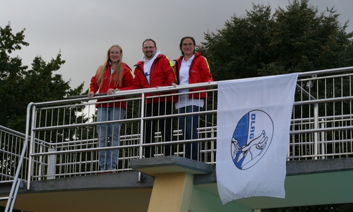 Abbaden am Freibad am Elm. Mit dem Einholen der DLRG-Fahne endet die Freibadsaison in Hemkenrode (v.L.) Mascha Kübker-Rödel, Bernd Kübker und Melanie Goldmann.Foto: Privat