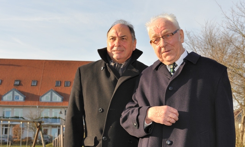 Jean -Yves Le Bouillonnec, Bürgermeister von Cachan (links) mit Altbürgermeister Dieter Lorenz,  bei einem früheren Besuch vor dem                      Seniorenzentrum in Sickte.
 Foto: Privat