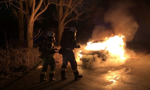 Der Wagen stand in Vollbrand. Fotos: Ortsfeuerwehr Fallersleben