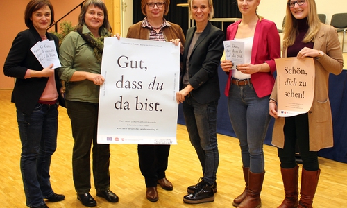 Susann Köhler (kommissarische Leiterin der VHS Wolfsburg, v.l.), Bettina Klim (Koordinierungsstelle Frauen und Wirtschaft), Beate Ebeling (Gleichstellungsbeauftragte Stadt Wolfsburg), Gabrielle Kühne (Agentur für Arbeit, Helmstedt), Franziska Pönitzsch (Agentur für Arbeit, Wolfsburg) und Britta Steinkamp (Allianz für die Region GmbH) werben für die Wiedereinstiegsbörse im Rahmen der Initiative Motivation W_. Foto: Stadt Wolfsburg
