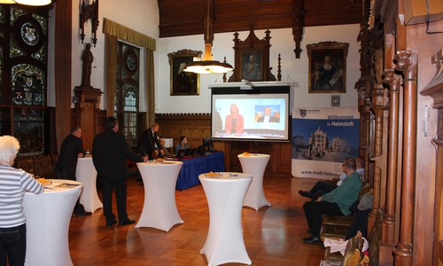 Der Ratssaal bleibt auch zu späterer Stunde leer. Fotos: Jan Weber