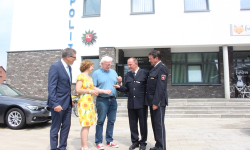 Polizeipräsident Michael Pientka, Kerstin und Stephan Wendland, Andreas Klar, Leiter PI Meine, und Michael Feistel, Leiter PI Gifhorn, bei der symbolischen Schlüsselübergabe. Fotos: Nino Milizia