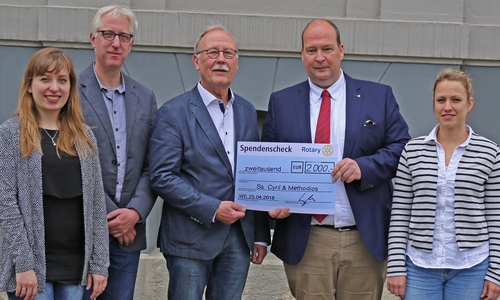 Bei der Spendenübergabe von links: Simone Weber, AMJ-Referentin International; Jörg Meder, AMJ-Generalsekretär; Dr. Karl Ermert, AMJ-Bundesvorsitzender; Heiner Kreße, Präsident des Rotary Clubs Salzgitter-Wolfenbüttel; Jana Lehmann, AMJ-Referentin National und Öffentlichkeitsarbeit. Foto: Rotary Club Salzgitter-Wolfenbüttel