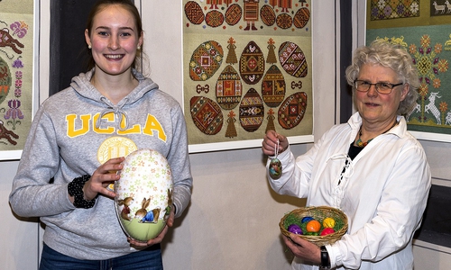 Osterferienprogramm mit Sofie Marx (li.) und Elke Schulz im Hoffmann-Museum. Foto: Hoffmann-von-Fallersleben-Museum/Peter Riewaldt