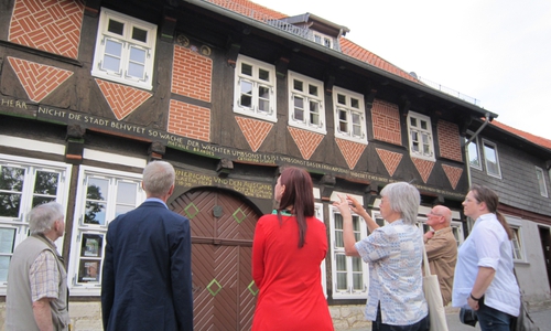 Teilnehmer bei der Erlebnisführung „Schiffskehlen und krumme Balken“ mit Birgit Wöbbeking vor dem Gebäude der Stadtbücherei Königslutter. Foto: Stadt Königslutter am Elm