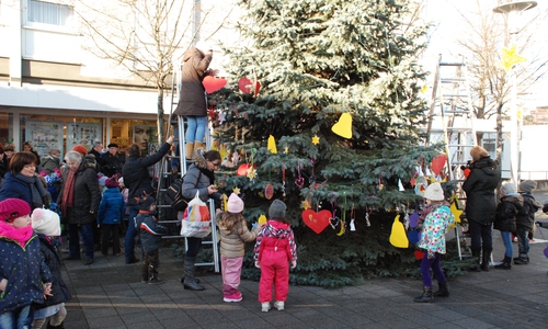 Am Freitag vor dem ersten Advent wird auf dem Markt in Detmerode der Weihnachtsbaum geschmückt. Foto: Ralf Mühlisch