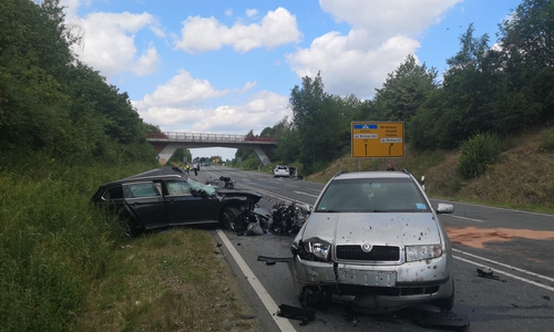 Nach dem Unfall mit einem Toten und mehreren verletzten kann die Polizei sich jetzt ein erstes Bild machen, was passiert ist. Foto: Aktuell24(KR)
