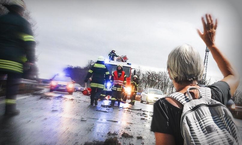 Die ältere Frau stellte ihren Wagen ab und suchte nach Fahrzeugteilen. Symbolfoto: Pixabay/Archiv