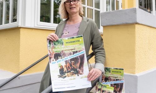 Sozialpädagogin Sylke Troch von der Stadtjugendpflege präsentiert den Ferienkalender 2019. Foto: Tanja Bischoff