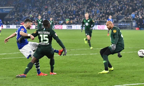 Gut gespielt und doch verloren: Ex-Wolf Daniel Caligiuri zieht ab und trifft . zum 2:1. Foto: imago/Nordphoto