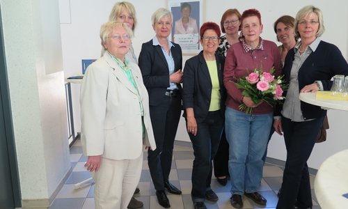 Die Mitglieder des Fördervereins Frauenschutzhaus bedanken sich mit einem Blumenstrauß bei der Fotografin Sabine Resch-Hoppstock für ihre Idee und die Umsetzung der Ausstellung. Foto: Landkreis Wolfenbüttel