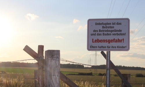 Auch Schilder weisen drauf hin: Das Betreten der Anlage und das Schwimmen ist verboten. Fotos: Nick Wenkel