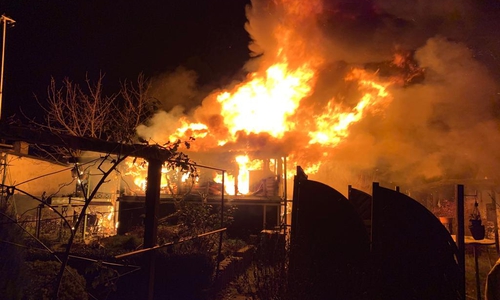 Bei Eintreffen der Feuerwehr stand die Gartenlaube in Vollbrand. Fotos: Feuerwehr Helmstedt