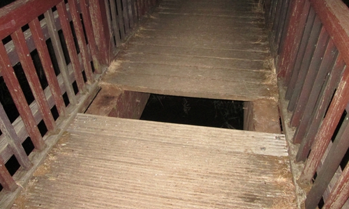 Unbekannte entfernten Planken aus der Brücke. Foto: Polizei Braunschweig