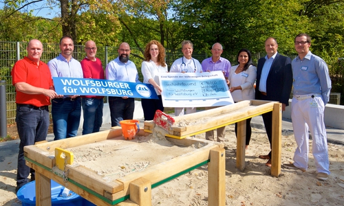 Die Spendenübergabe mit „Wolfsburgern für Wolfsburg“ im Klinikum Wolfsburg beschließt die Belegschaftsspende 2017. Foto: Volkswagen/Gero Gerewitz