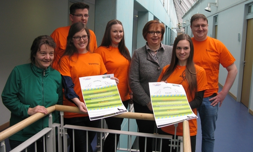 Beate Ebeling (dritte von rechts), Gleichstellungsbeauftragte der Stadt, mit dem Team des Zukunftstages 2016. Foto: Stadt Wolfsburg
