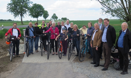 Weihten den Radweg zwischen Apelnstedt und Sickte ein: Landrätin Christiana Steinbrügge (Bildmitte mit lila Fleece), Sickter Samtgemeindebürgermeisterin Petra Eickmann-Riedel (7. v. r.) sowie Sickter Bürgermeister Marco Kelb (2. v.r.). Die Einweihung wurden von Bürgerinnen und Bürgern aus Sickte begleitet. Foto: Landkreis Wolfenbüttel