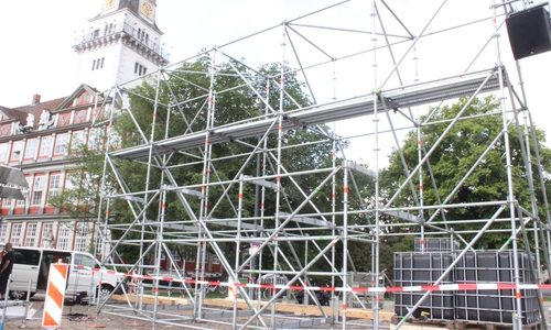 Auf dem Schlossplatz wurde mit dem Aufbau der großen Leinwand begonnen. Foto: Anke Donner 