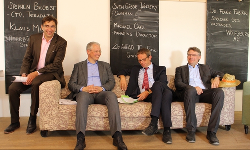 Cheforganisator Sven Gábor Jánsky (von links), Michael Carl von 2b ahead, Wolfsburgs Oberbürgermeister Klaus Mohrs und Dr. Frank Fabian von der Wolfsburg AG beim Pressegespräch. Fotos/Podcast: Frederick Becker