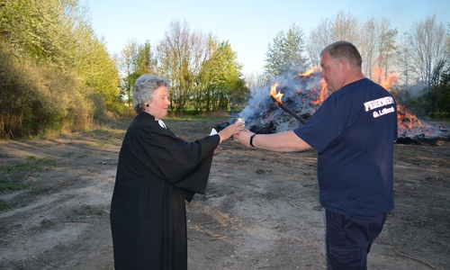 Pastorin Ursula Kopitzki-Schröder ließ die Kerze von Stefan Kretzschmar anzüden. Foto: Evangelisch-Lutherischer Kirchenkreis Peine