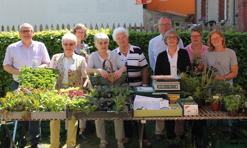 Einen erfolgreichen "Tomatentag" gestalteten Beate Pieper (r.) und die Ehrenamtlichen vom Gärtnermuseum am vergangenen Sonntag. Foto: Dietrich Brammer
