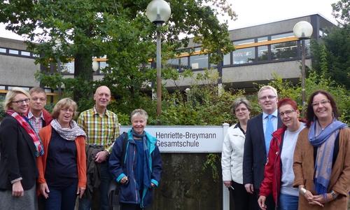 SPD und Grüne mit dem Leitungsteam vor der HBG (von links): Julia Juhls, Thomas Jakob, Anette Niens, Fraktionsvorsitzender Bertold Brücher, Christiane Wagner-Judith, Elisabeth Gerndt,  Fraktionsvorsitzender Falk Hensel, Sabine Resch-Hoppstock, und Schulleiterin Katrin Unger. 