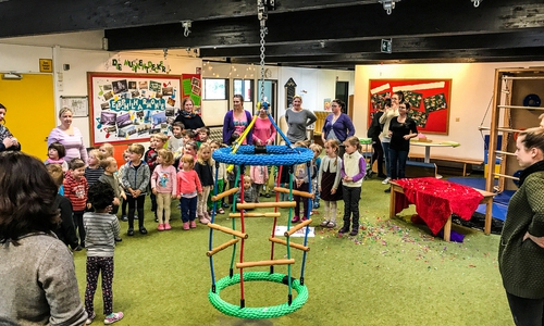 Die Kinder der Kita Fümmelse freuten sich über den neuen Kletterbaum. Fotos: Stadt Wolfenbuettel/rae