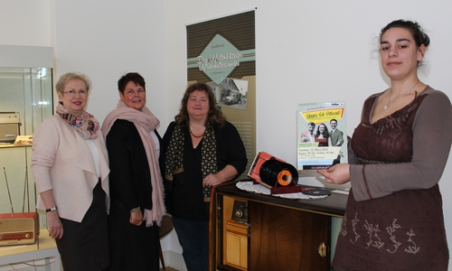 Museumspädagogin Cortina Teichmann und Leiterin des Museums Dr. Sandra Donner mit Beatrix Kolb und Elena Zunker von der KuBa-Kultur-Halle. Foto. Jan Borner